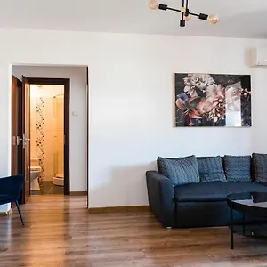 Chic 2-room In The Heart Of With Amazing View Апартаменты